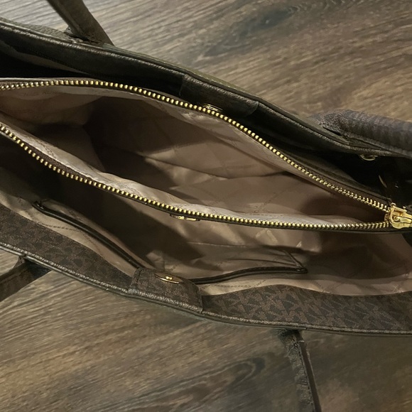 Michael Kors Austin large pebbled leather satchel - Picture 7 of 9